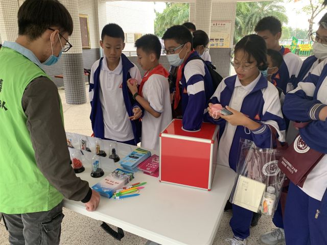 學生參與毒品知識問答游戲_副本.jpg