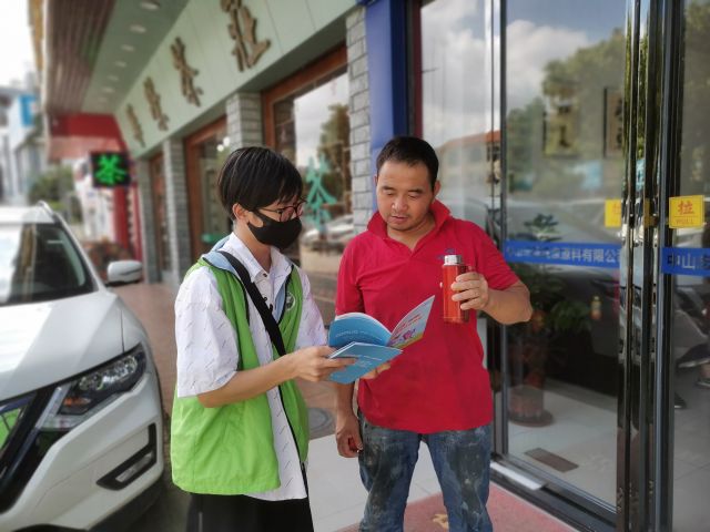 三鄉(xiāng)鎮(zhèn)開展“禁毒宣傳入商鋪，全民健康我守護”親子禁毒宣傳活動圖片4.jpg