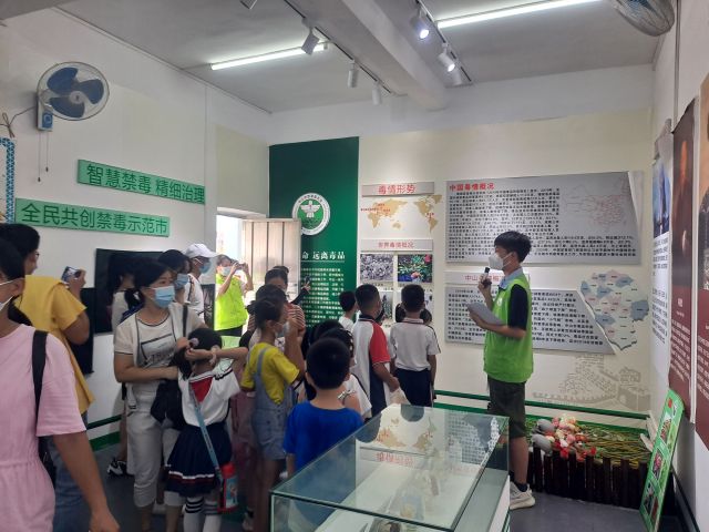 三鄉(xiāng)鎮(zhèn)開(kāi)展“拒絕毒品，你我同行“禁毒教育基地參觀活動(dòng)照片1.jpg