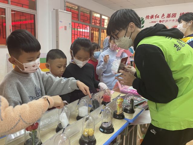 三鄉(xiāng)鎮(zhèn)開展“揚眉‘兔’氣賀新春，禁毒相伴過新年”活動圖片2.JPG