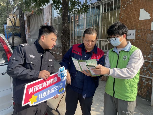 三鄉(xiāng)鎮(zhèn)開展“禁毒宣傳進廠企，夯實禁毒防護墻”活動照片2.JPG